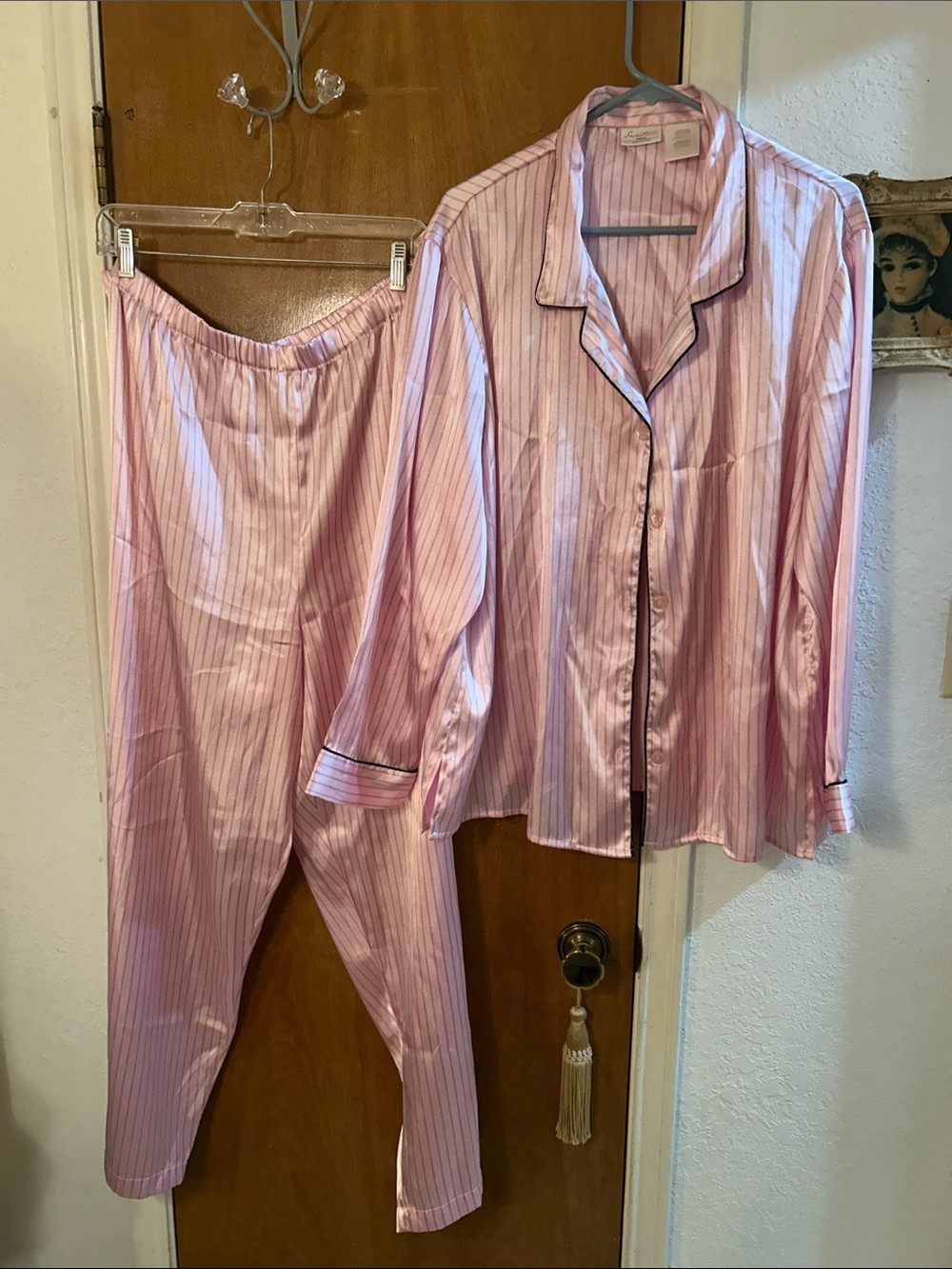 Silky Pink Striped Women's Pajama Set - Classic Sleepwear. XL. Great shape